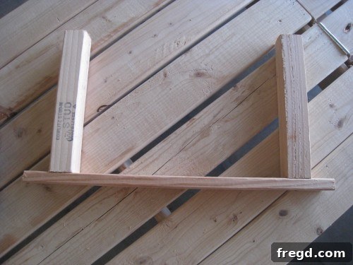 Hinge Detail Using narrow utility hinges