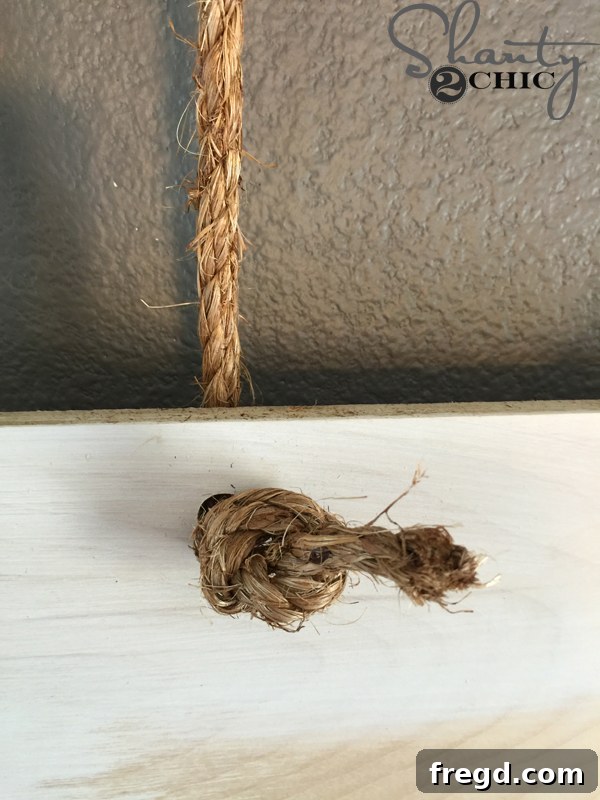 tie-knot-in-rope