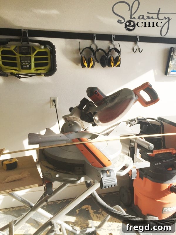 Cutting screen mold with miter saw