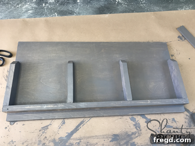Detailed view of mailbox divider attachment
