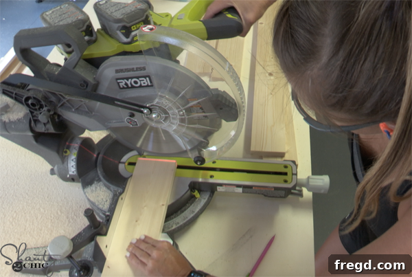Cordless 18-volt miter saw for precise wood cuts