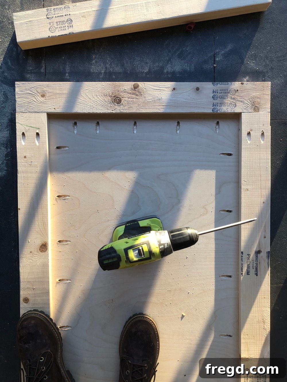 DIY Reclaimed Barn Wood Rolling Coffee Table 4 Attaching short sides of the table top framework using a combination of 3/4-inch and 2.5-inch pocket hole screws for enhanced stability.