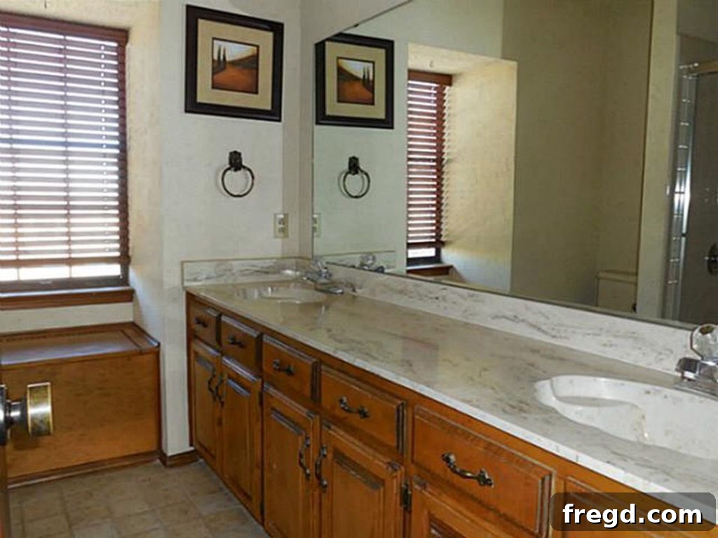 Original upstairs secondary bathroom, located near the stairs