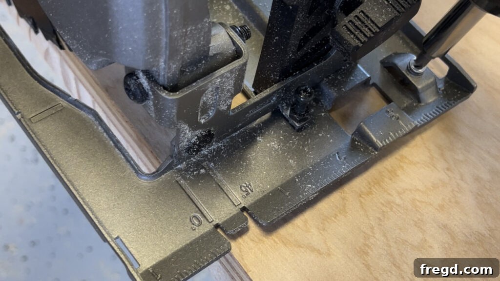 Attaching a circular saw to the pivot guide.