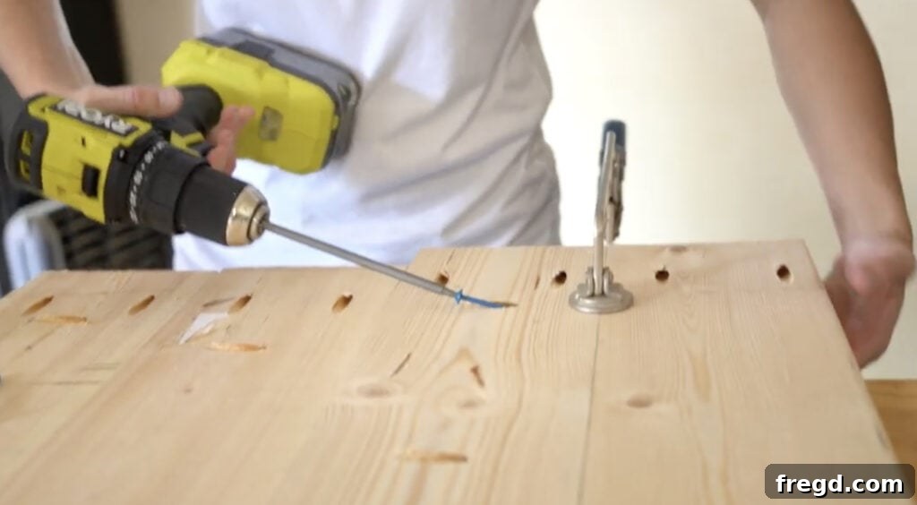 Using Kreg Face Clamps to keep tabletop planks perfectly aligned during glue-up