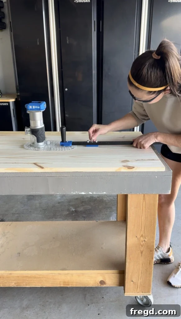 Attaching the circle guide arm to the router.
